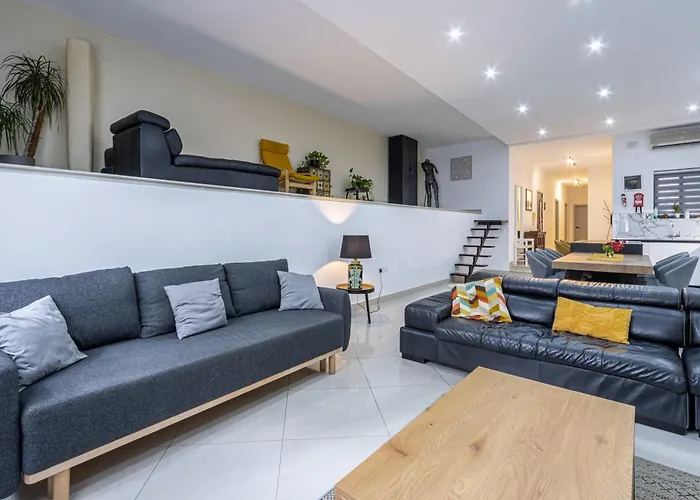 Spacious And Stylish Apartment
