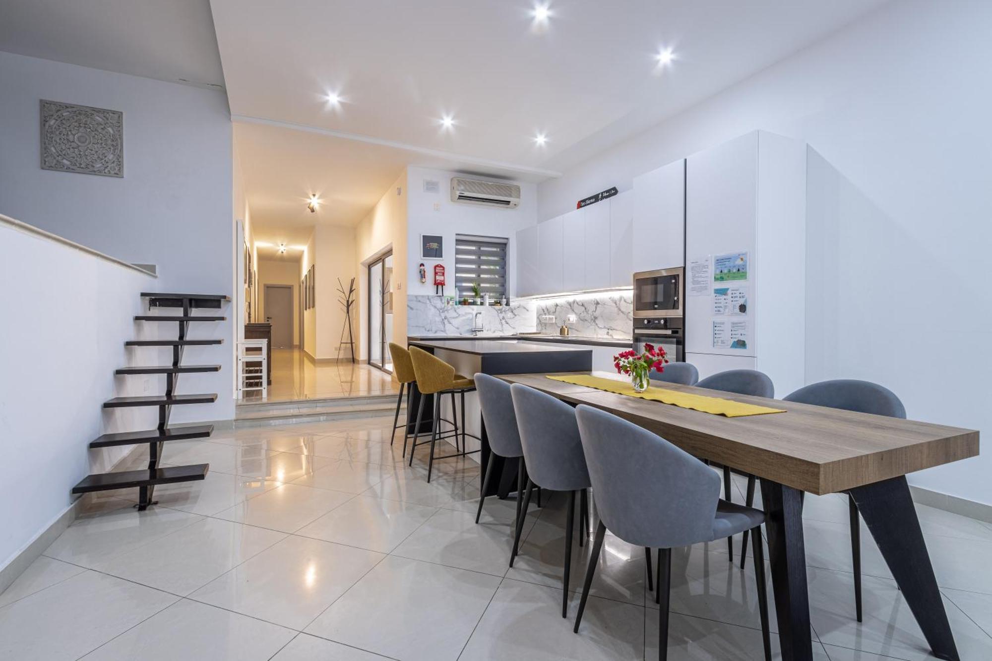 Spacious And Stylish Apartment *