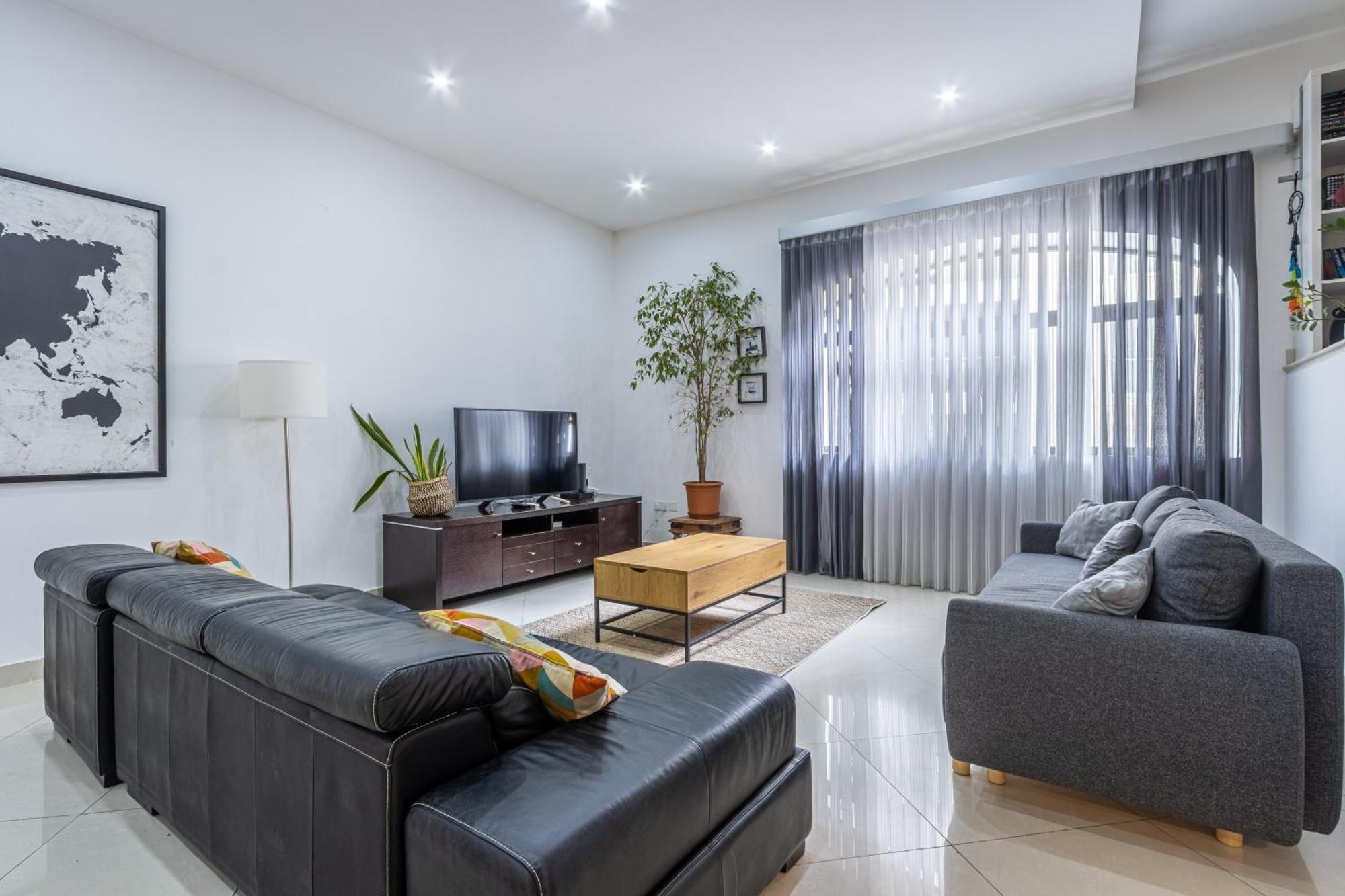 Spacious And Stylish Apartment *